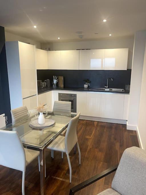 Lovely 2-Bedroom Condo With Balcony Manchester Esterno foto